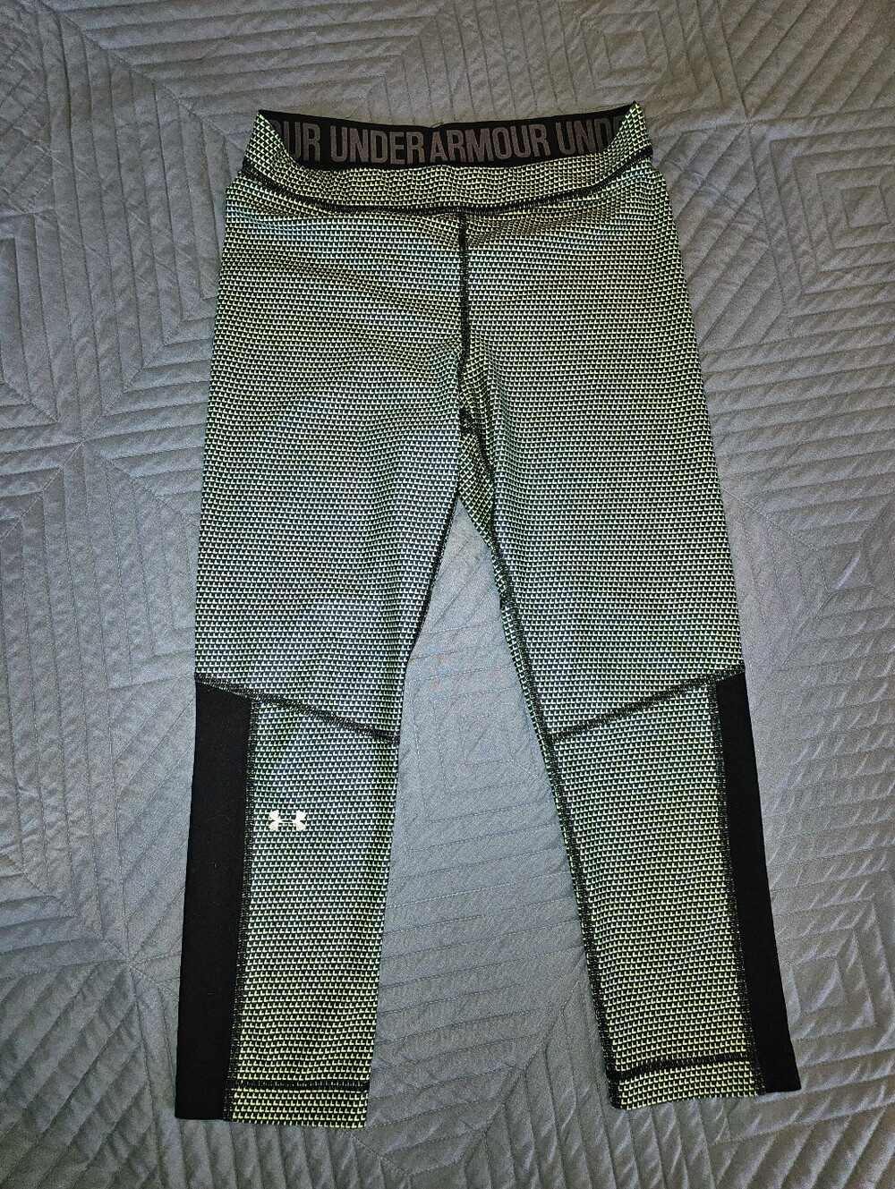 💚 Neon Green Under Armour HeatGear Compression Cropped Leggings, Size S/M